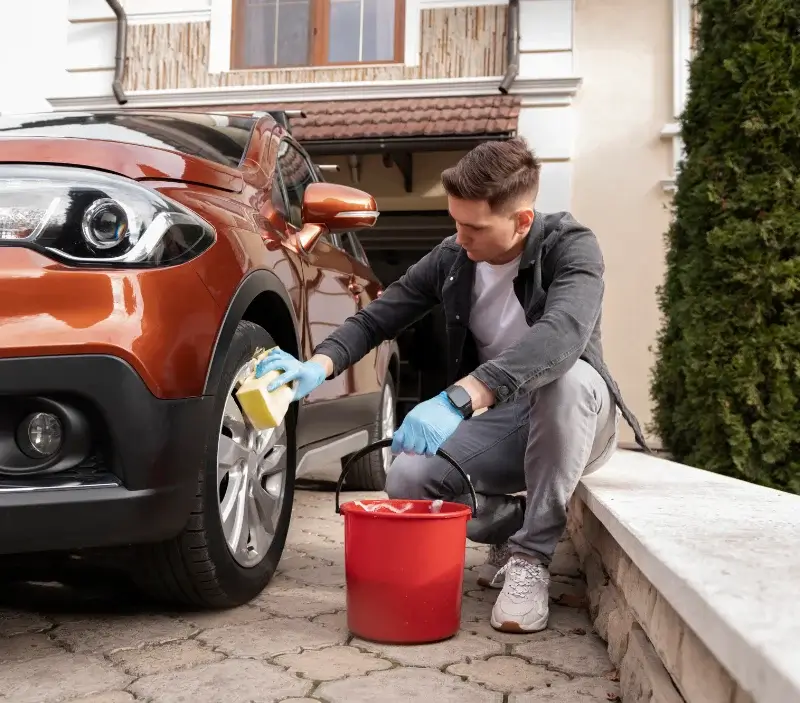 Lavage auto à domicile Saint-Aubin-de-Locquenay : professionnel intervenant sur un véhicule
